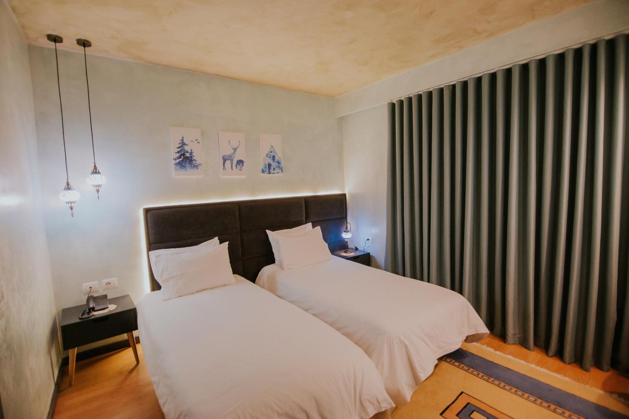 DIM'S Hotel Korce Buitenkant foto