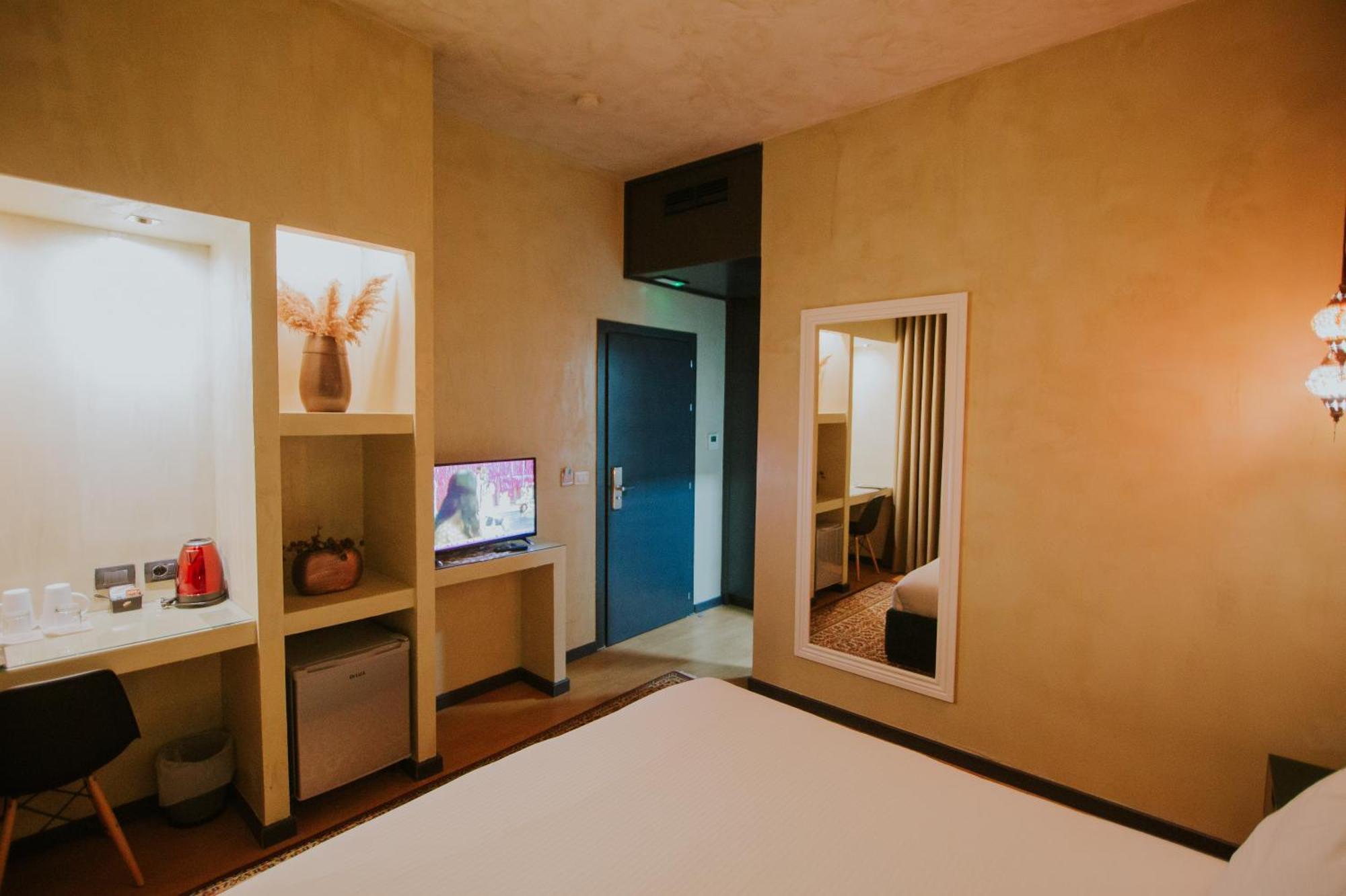 DIM'S Hotel Korce Buitenkant foto